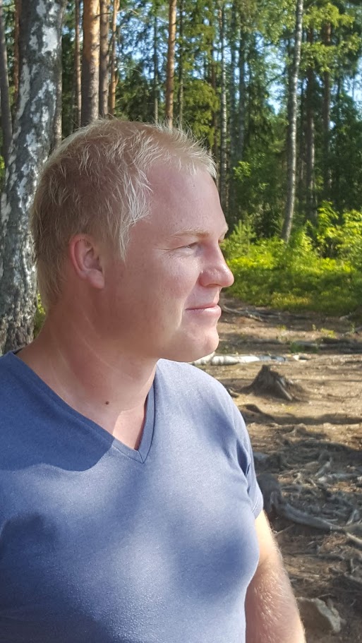 Paulus working outside in nature, with the office set up in the landscape